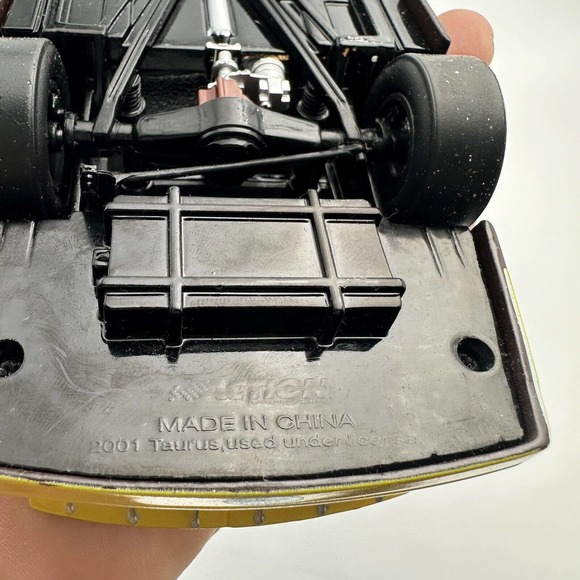 Dale Jarrett #88 UPS Race the Truck Flames 2001 NASCAR Mac Tools 1 24 ACTION - Picture 7 of 8